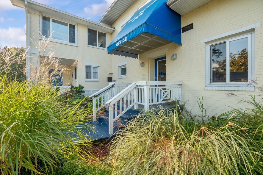 More Photos Of 231 E Buffalo St, New Buffalo Hotel For Sale