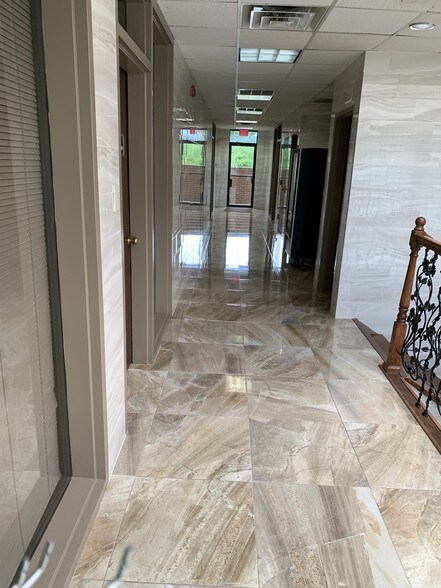 More Photos Of 515 N Cedar Ridge Dr, Duncanville Office For Lease