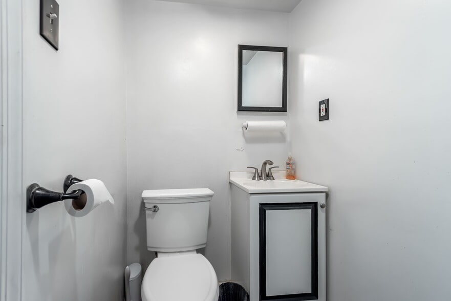 More Photos Of 39 Dobbin St, Brooklyn Warehouse For Sale