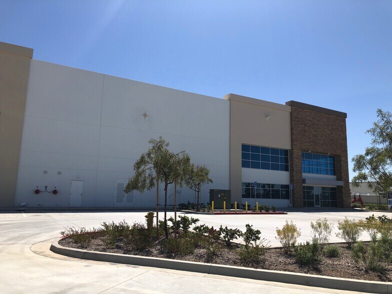 More Photos Of 212 Markham St, Perris Warehouse For Lease