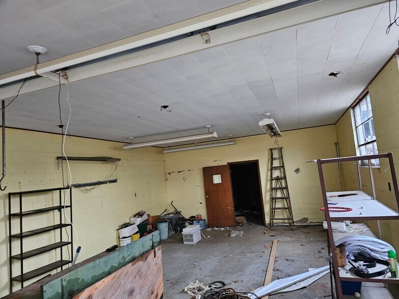 More Photos Of 115 S Hamilton St, Hillsboro Office For Sale