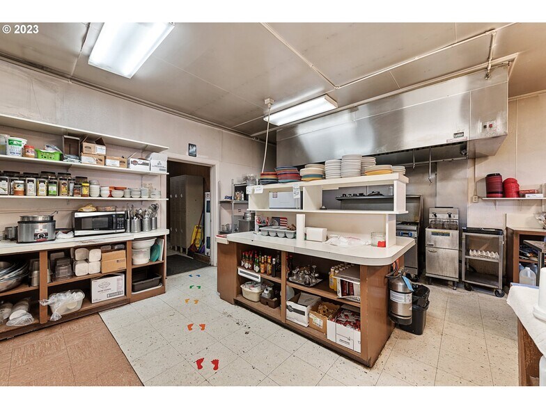More Photos Of 105 N Main St, Halfway Restaurant For Sale
