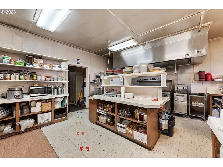 More Photos Of 105 N Main St, Halfway Restaurant For Sale