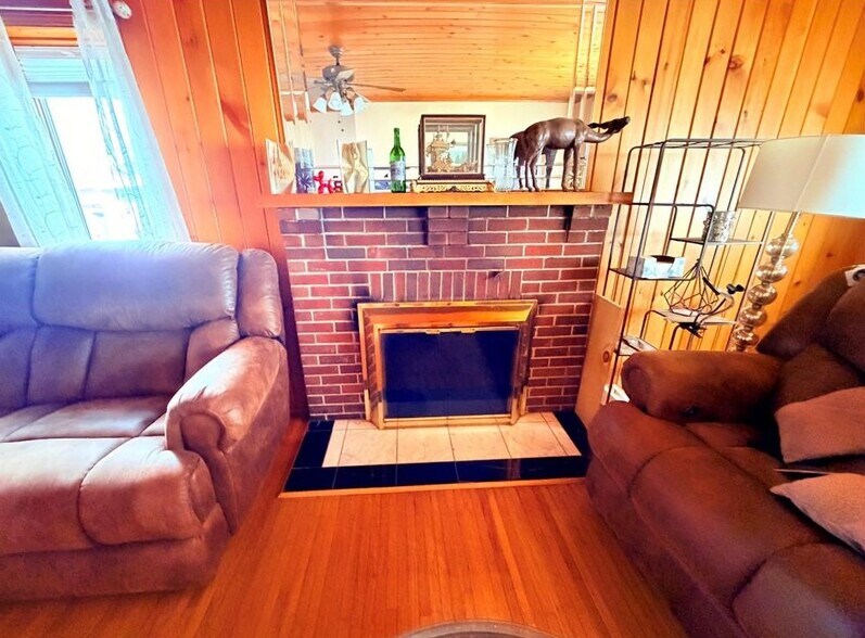 More Photos Of 158 Lake St, Hamburg General Retail For Sale