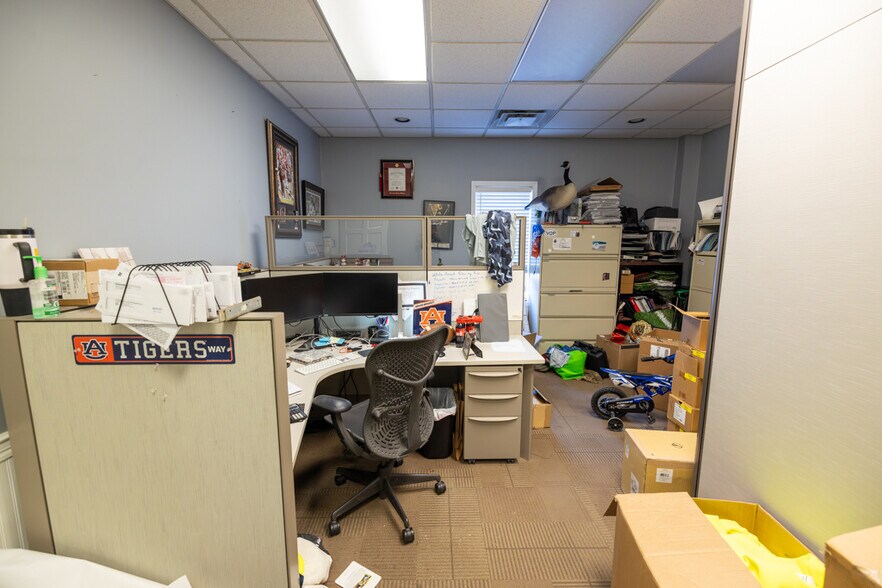 More Photos Of 1621 Se Summit St, Lee's Summit Light Distribution For Lease