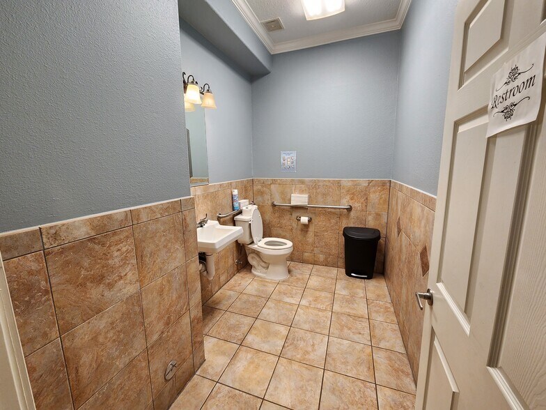 More Photos Of 225 E Edgewood Dr, Friendswood Hospital For Lease