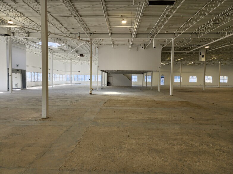 More Photos Of 5655-5695 Rue Ferrier, Mont-Royal Warehouse For Sale