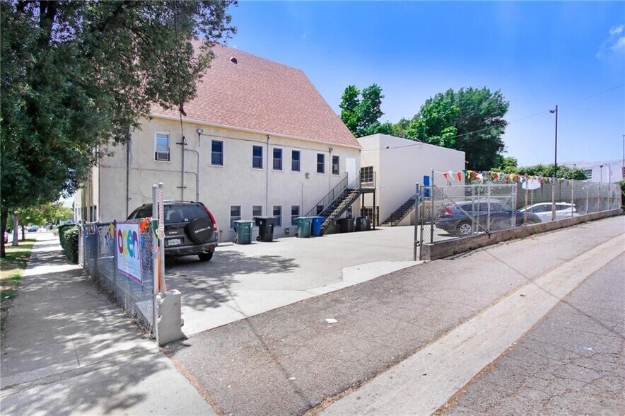 More Photos Of 724 S Glenoaks Blvd, Burbank Specialty For Sale
