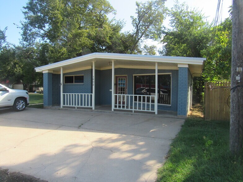 More Photos Of 1802 N Center St, Bonham Office For Sale