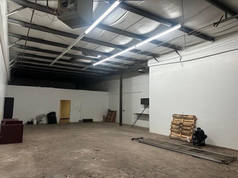 More Photos Of 3615 S Goodlett St, Memphis Light Distribution For Lease