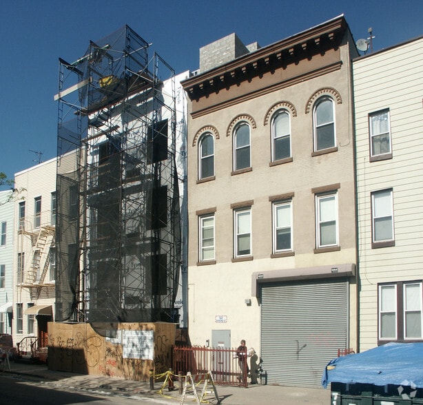 Primary Photo Of 52-54 Diamond St, Brooklyn Warehouse For Lease