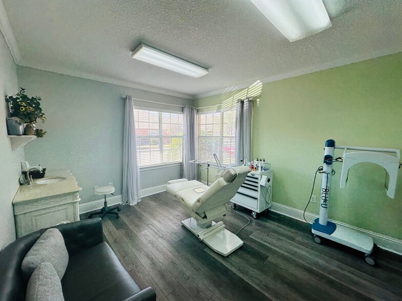 More Photos Of 6817 Southpoint Pky, Jacksonville Medical For Sale