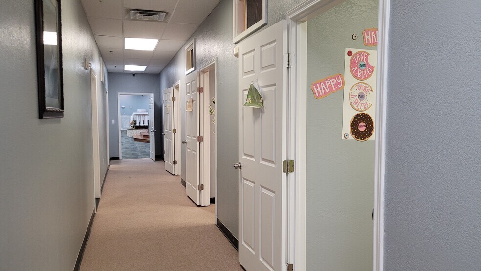 More Photos Of 8988 Glenmont Dr, Houston Light Distribution For Lease