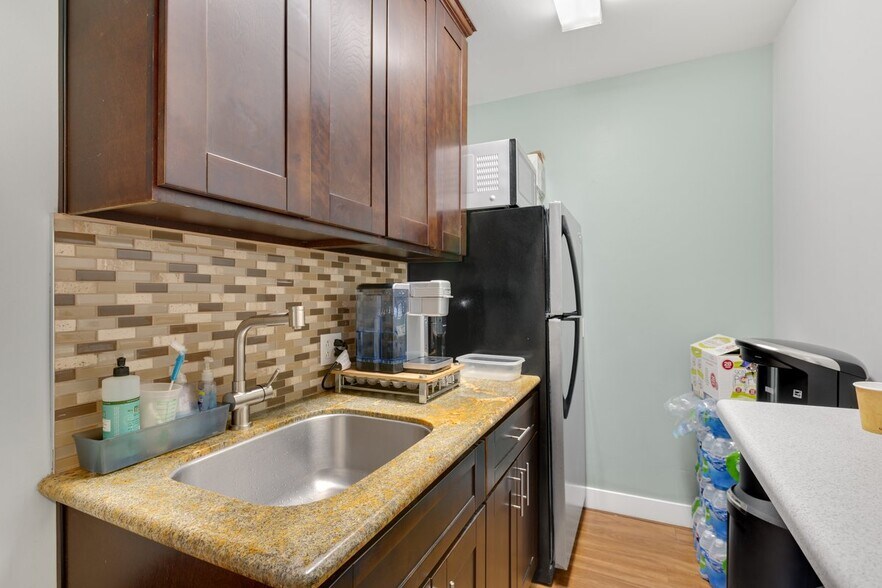 More Photos Of 10738 Riverside Dr, North Hollywood Medical For Lease