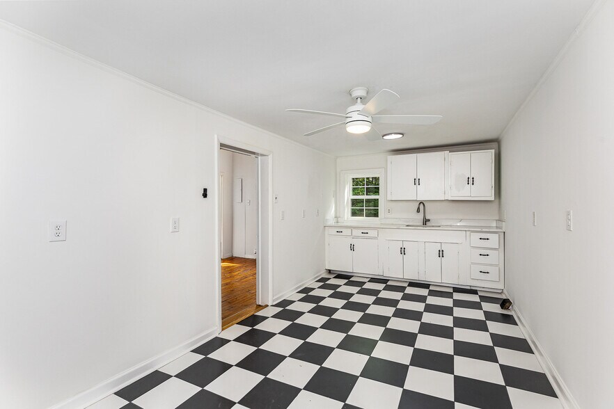 More Photos Of 6908 S Roxbury Mill Rd, Spotsylvania Flex For Sale