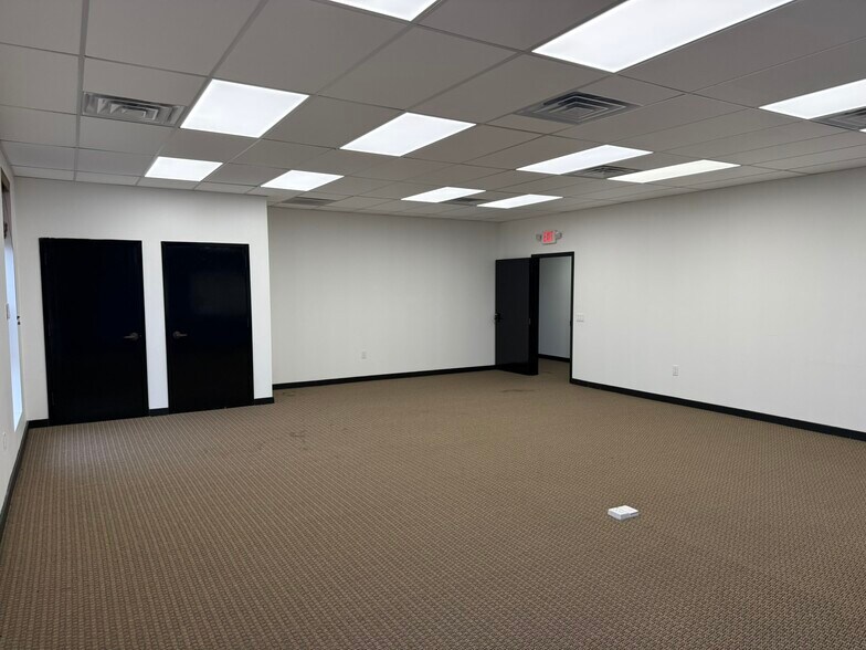 More Photos Of 4 York Ave, West Caldwell Manufacturing For Lease