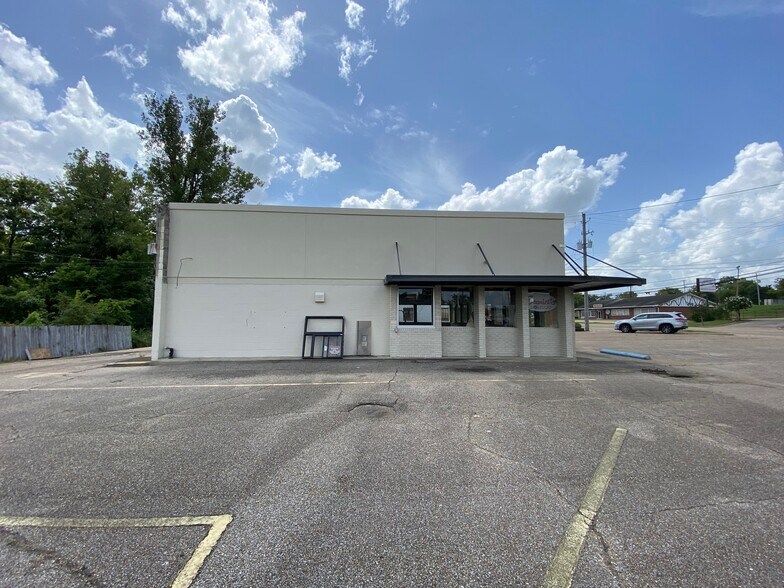 More Photos Of 920 S Gloster St, Tupelo Restaurant For Lease