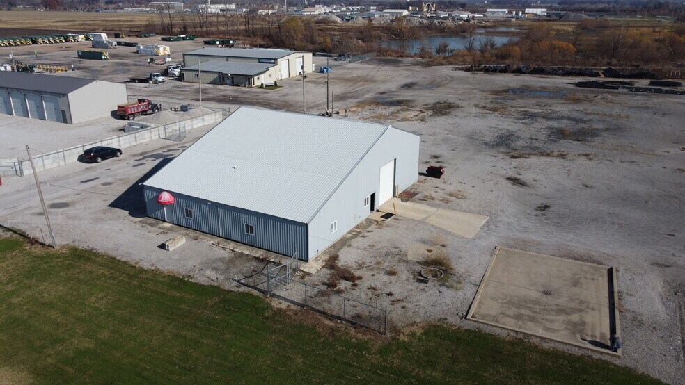 More Photos Of 2324 Kearbey Ln, South Roxana Truck Terminal For Lease