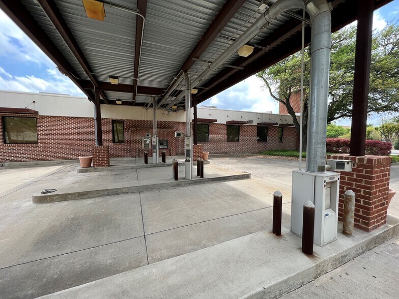 More Photos Of 622 Clara Barton Blvd, Garland Bank For Lease