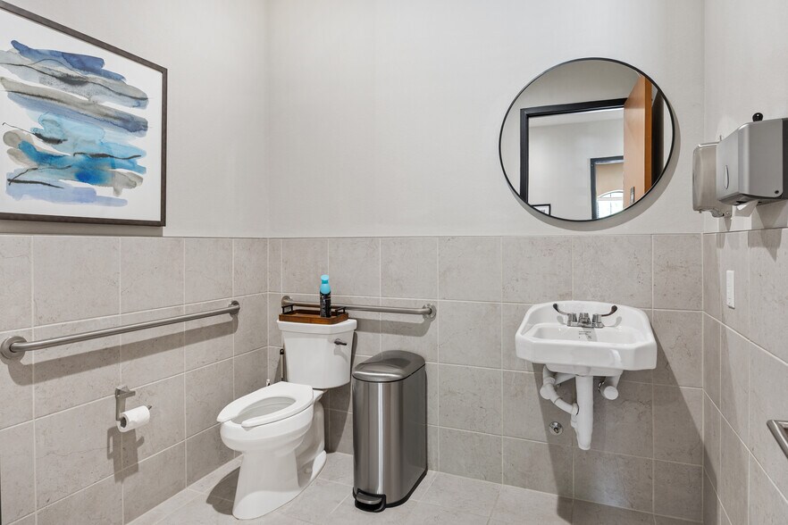 More Photos Of 1707 E Beltline Rd, Coppell Medical For Sale