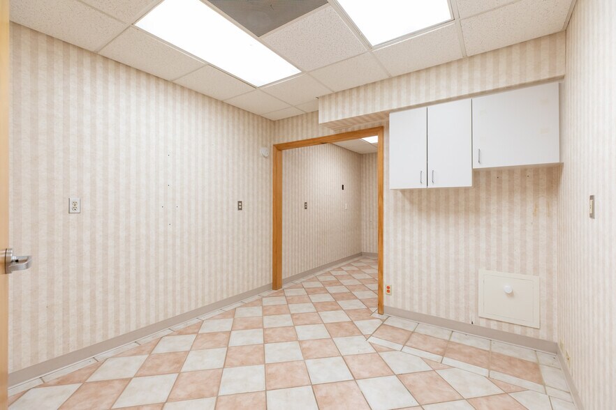 More Photos Of 640 S Walker St, Bloomington Medical For Sale