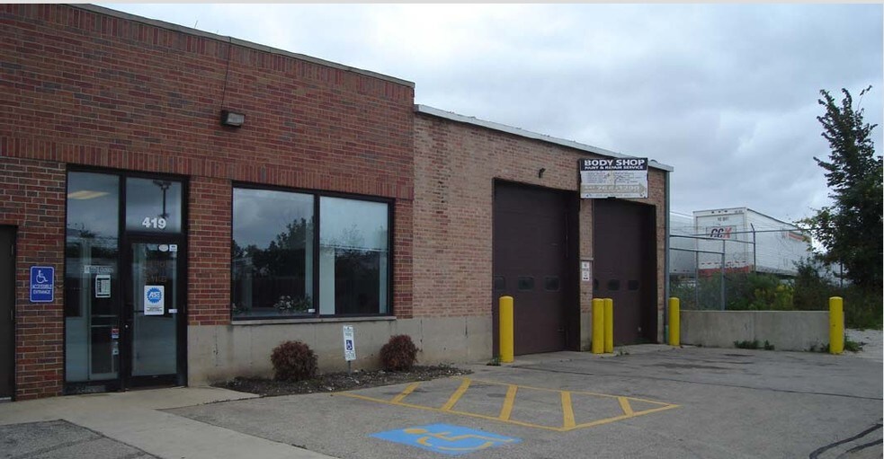 More Photos Of 413 W Touhy Ave, Des Plaines Showroom For Lease