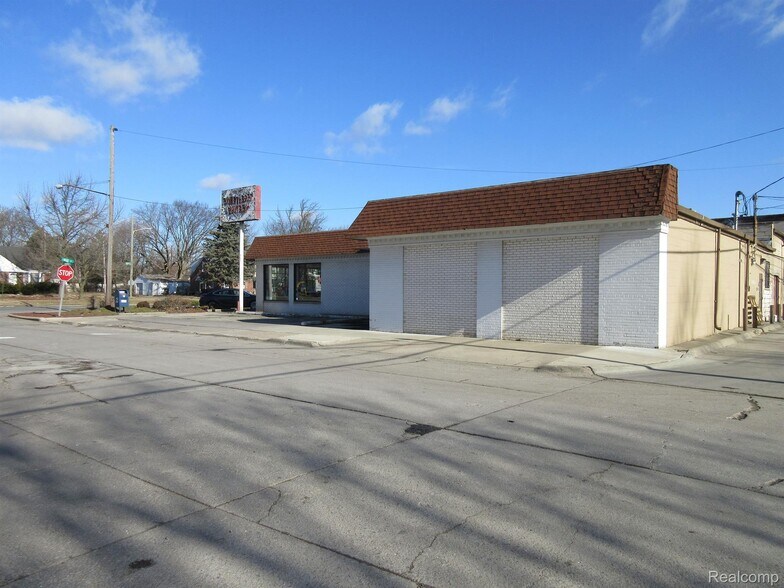 More Photos Of 19200 Kelly Rd, Detroit Restaurant For Sale