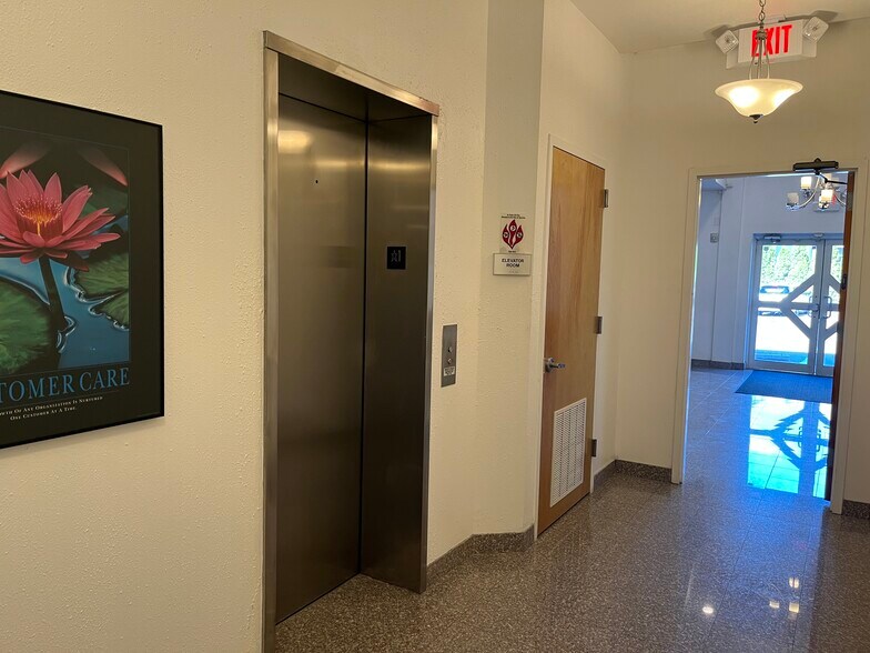 More Photos Of 522-530 S Broad St, Glen Rock Light Distribution For Lease