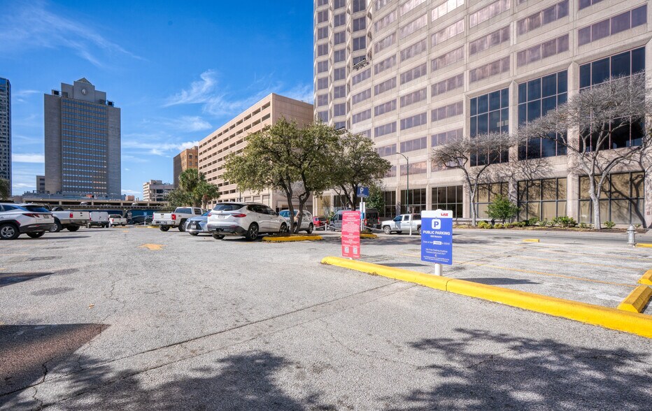 More Photos Of 800 Navarro St, San Antonio Office For Lease
