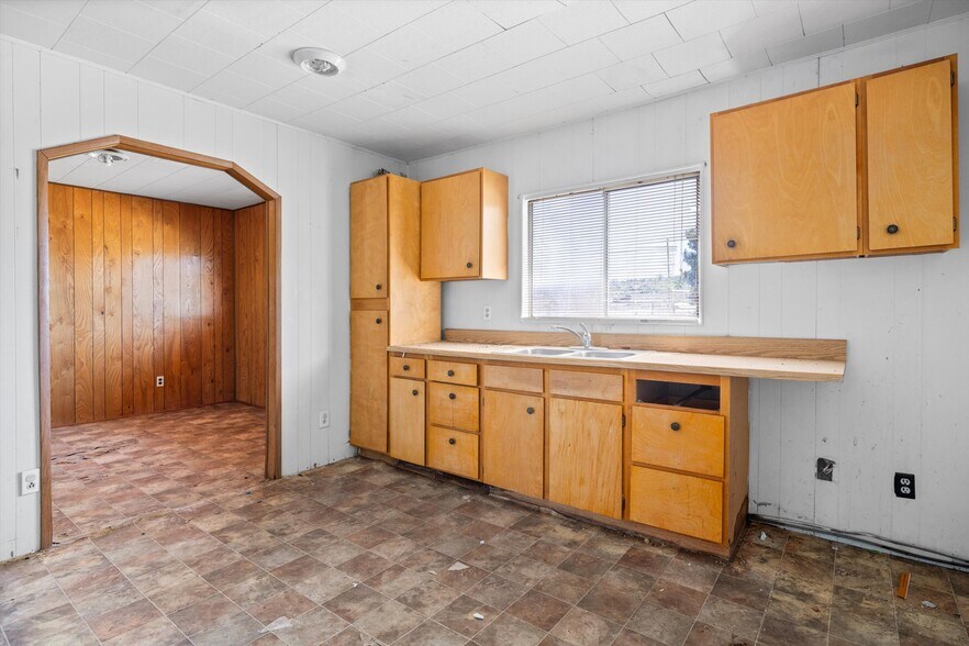 More Photos Of 523-529 Kristin st, Taft Flex For Sale