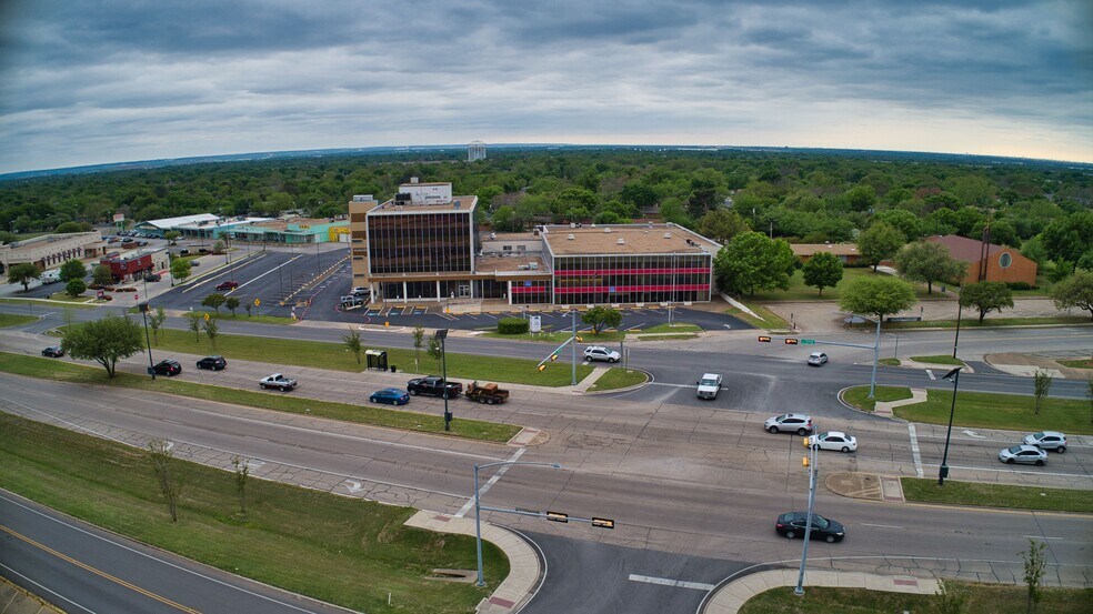 More Photos Of 2520 W Irving Blvd, Irving Office For Lease