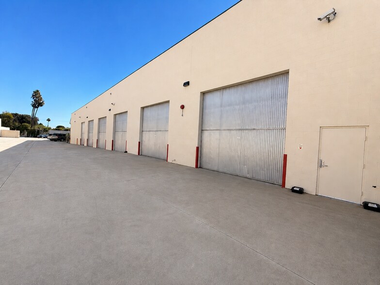 More Photos Of 8100 Deering Ave, Canoga Park Distribution For Lease