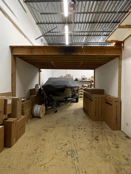 More Photos Of 956 W Lake St, Roselle Flex For Lease