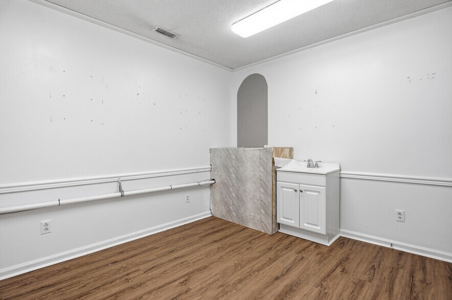 More Photos Of 411 Western Blvd, Jacksonville Medical For Lease