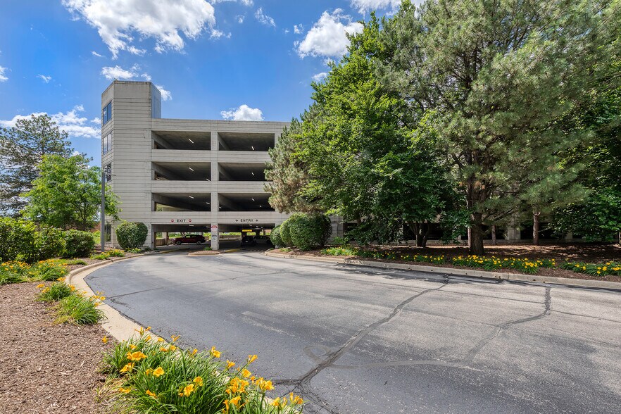 More Photos Of 25 NW Point Blvd, Elk Grove Village Office For Lease
