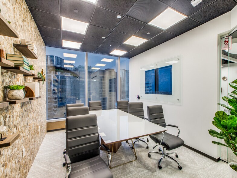 More Photos Of 1000 Main St, Houston Coworking Space
