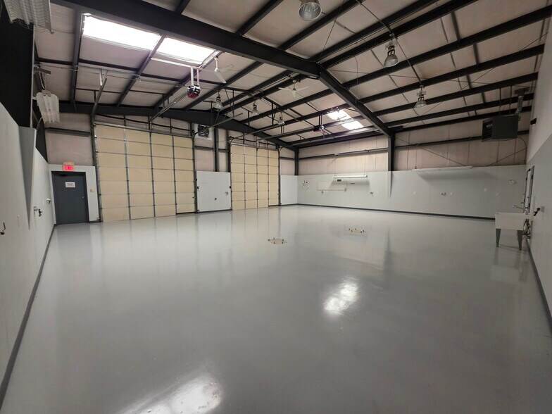 More Photos Of 16501 S Crater Rd, Petersburg Flex For Lease