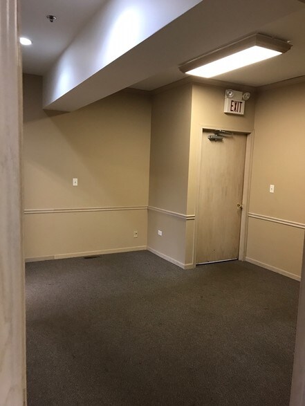 More Photos Of 27W130 Roosevelt Rd, Winfield Office For Lease