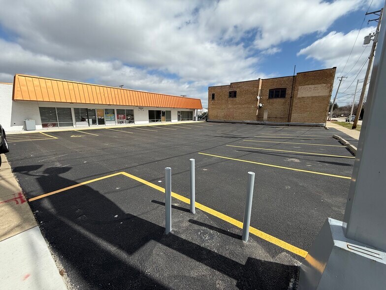 Primary Photo Of 704 E Kensington Rd, Arlington Heights Freestanding For Lease