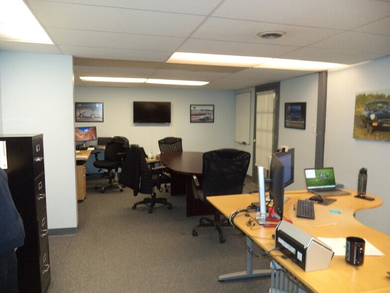 More Photos Of 92 Londonderry Tpke, Manchester Auto Dealership For Sale