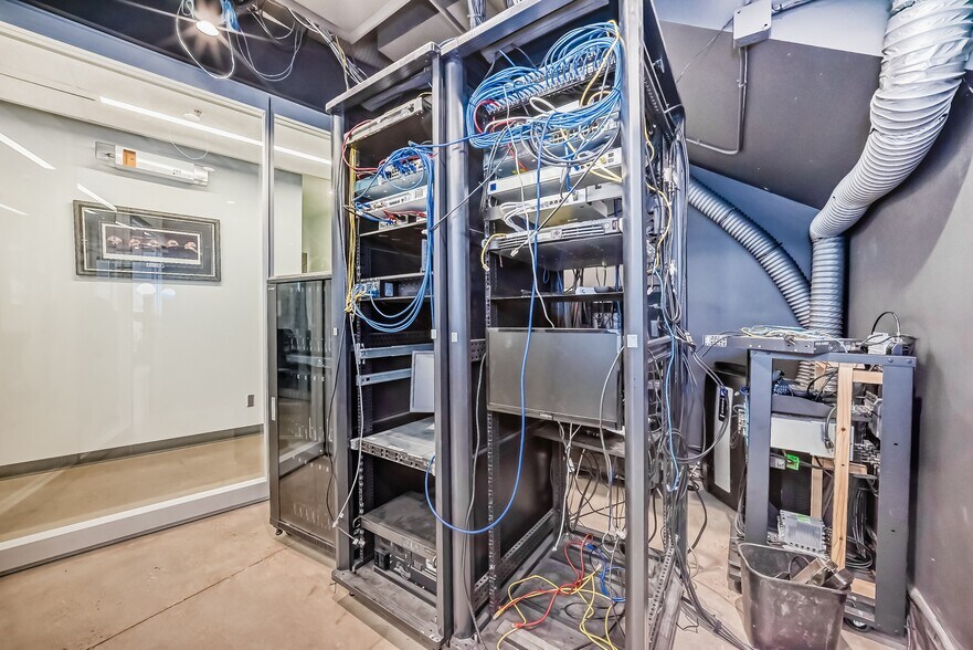 More Photos Of 9040-9058 22nd Ave SW, Edmonton Showroom For Sale