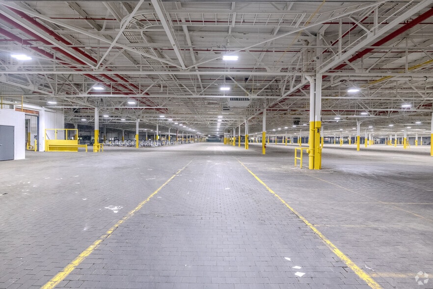 More Photos Of 3300 N 124th St, Milwaukee Manufacturing For Lease