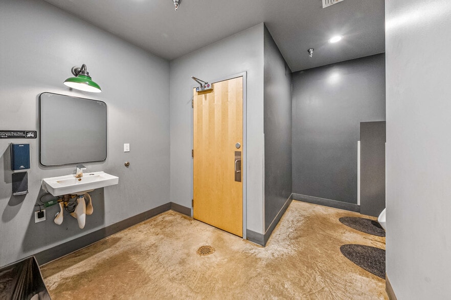 More Photos Of 1863 NW Washington Blvd, Grants Pass General Retail For Sale