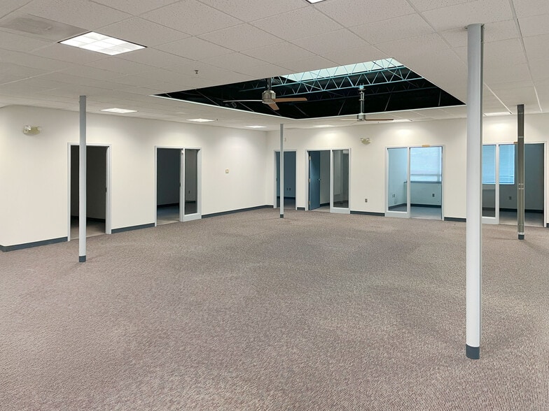 More Photos Of 300 N Stonestreet Ave, Rockville Showroom For Lease