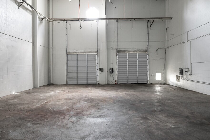 More Photos Of 909 W 39th St, Panama City Manufacturing For Lease