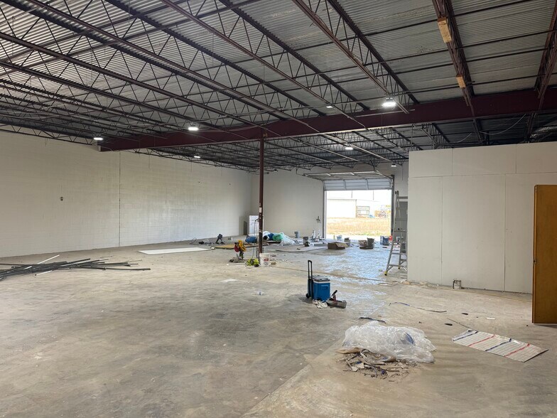 More Photos Of 8539 NE Loop 410, San Antonio Service For Lease