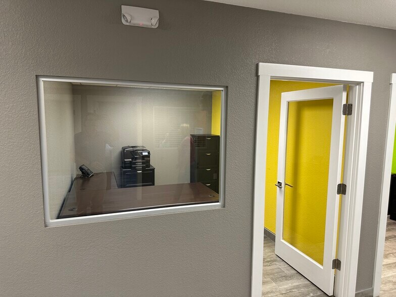 More Photos Of 609 S 4th Ave, Mansfield Showroom For Lease