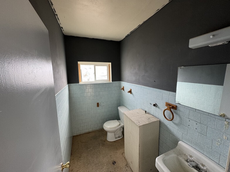 More Photos Of 40843 Highway 41, Oakhurst Auto Repair For Sale