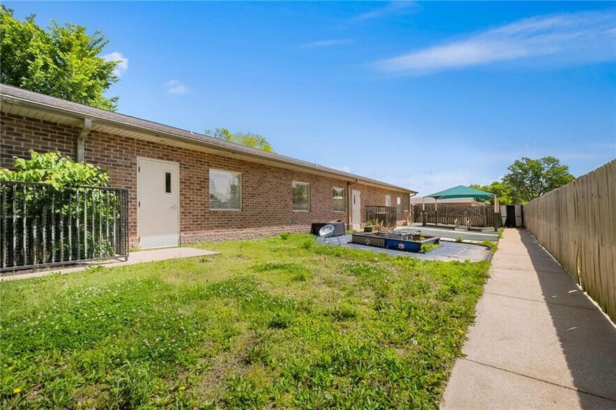 More Photos Of 185 Rebecca St, Gentry Office For Sale