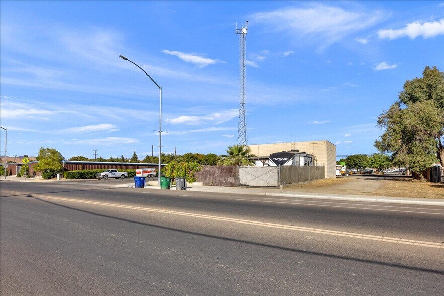 More Photos Of 100 1st St, Coalinga Radio TVTransmission Facilities For Sale